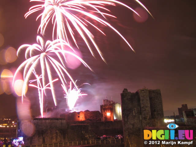 SX24992 Fireworks over Caerphilly castle